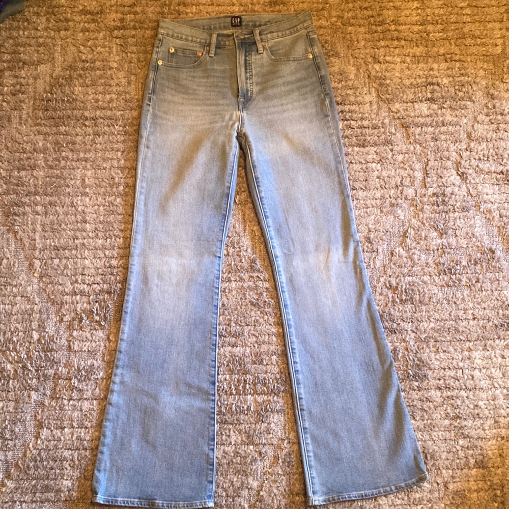NWOT GAP Flare Jeans - size 27/4 - light wash.